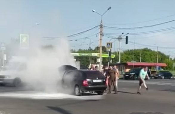 В Харькове загорелся автомобиль
